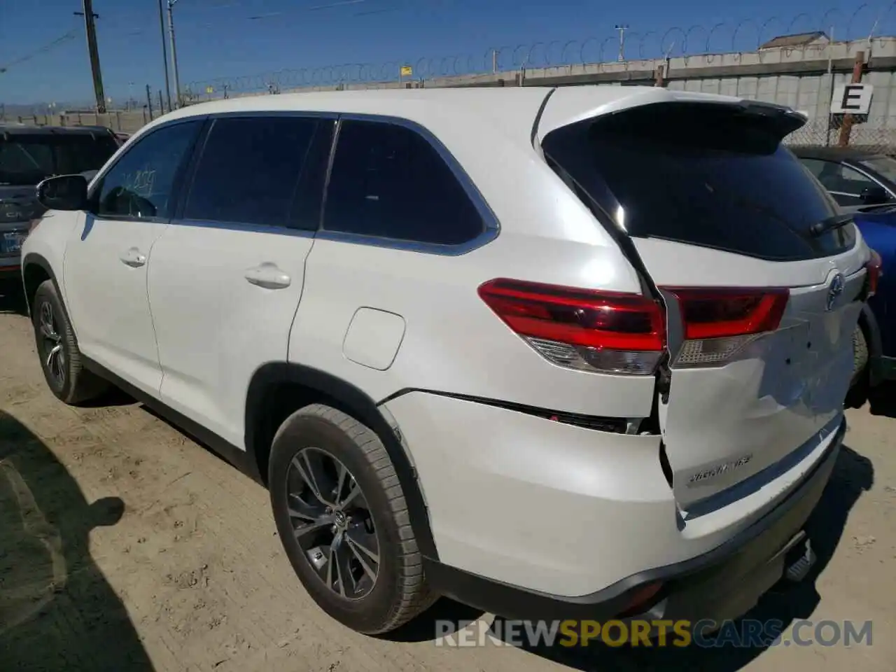 3 Photograph of a damaged car 5TDZZRFH1KS298735 TOYOTA HIGHLANDER 2019