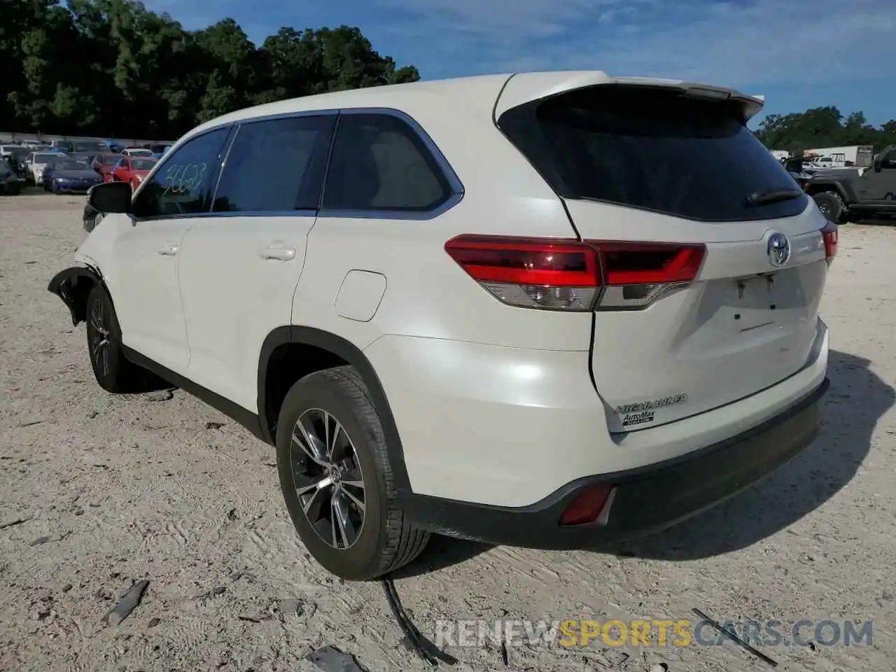 3 Photograph of a damaged car 5TDZZRFH1KS299447 TOYOTA HIGHLANDER 2019