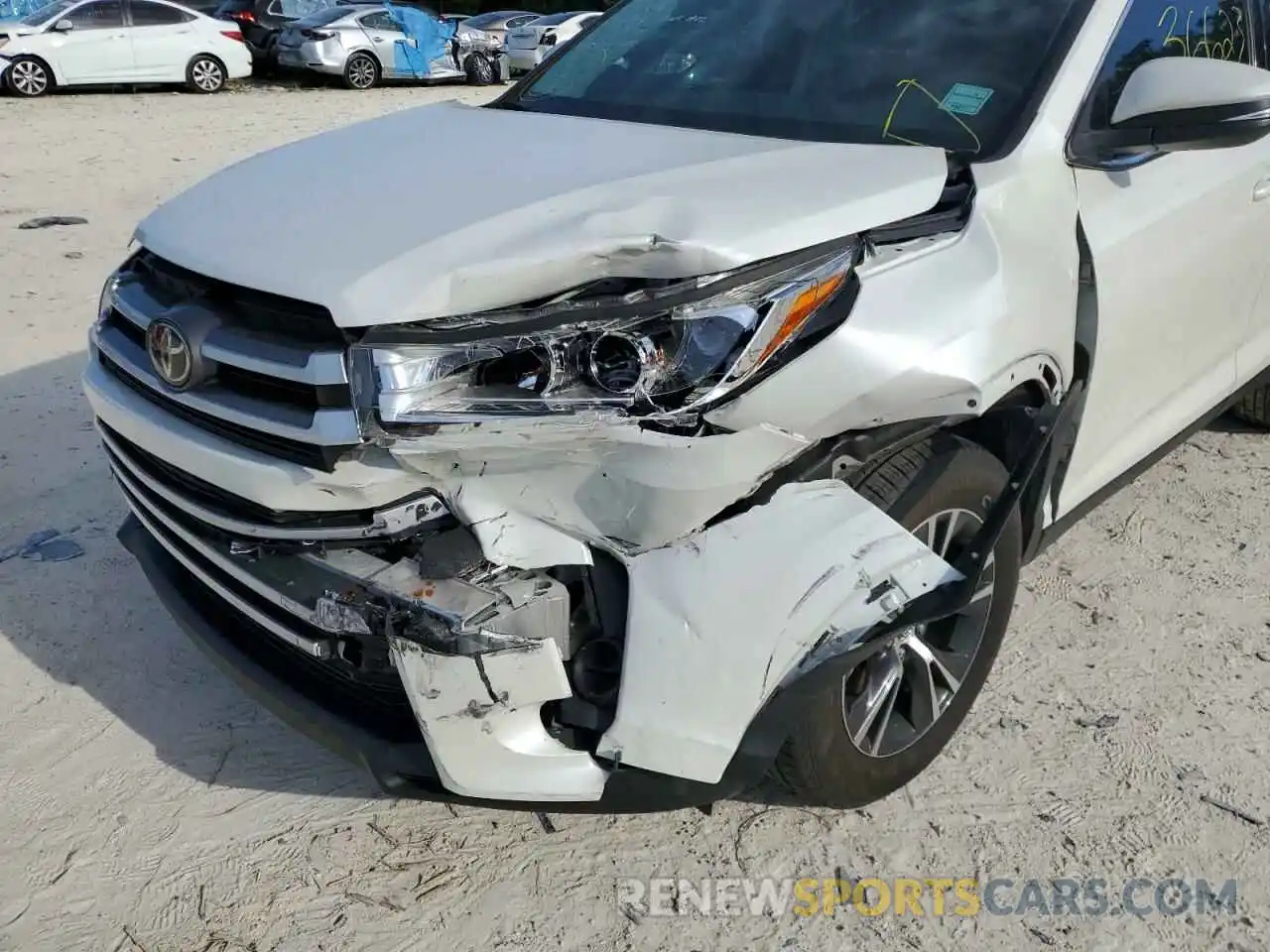 9 Photograph of a damaged car 5TDZZRFH1KS299447 TOYOTA HIGHLANDER 2019