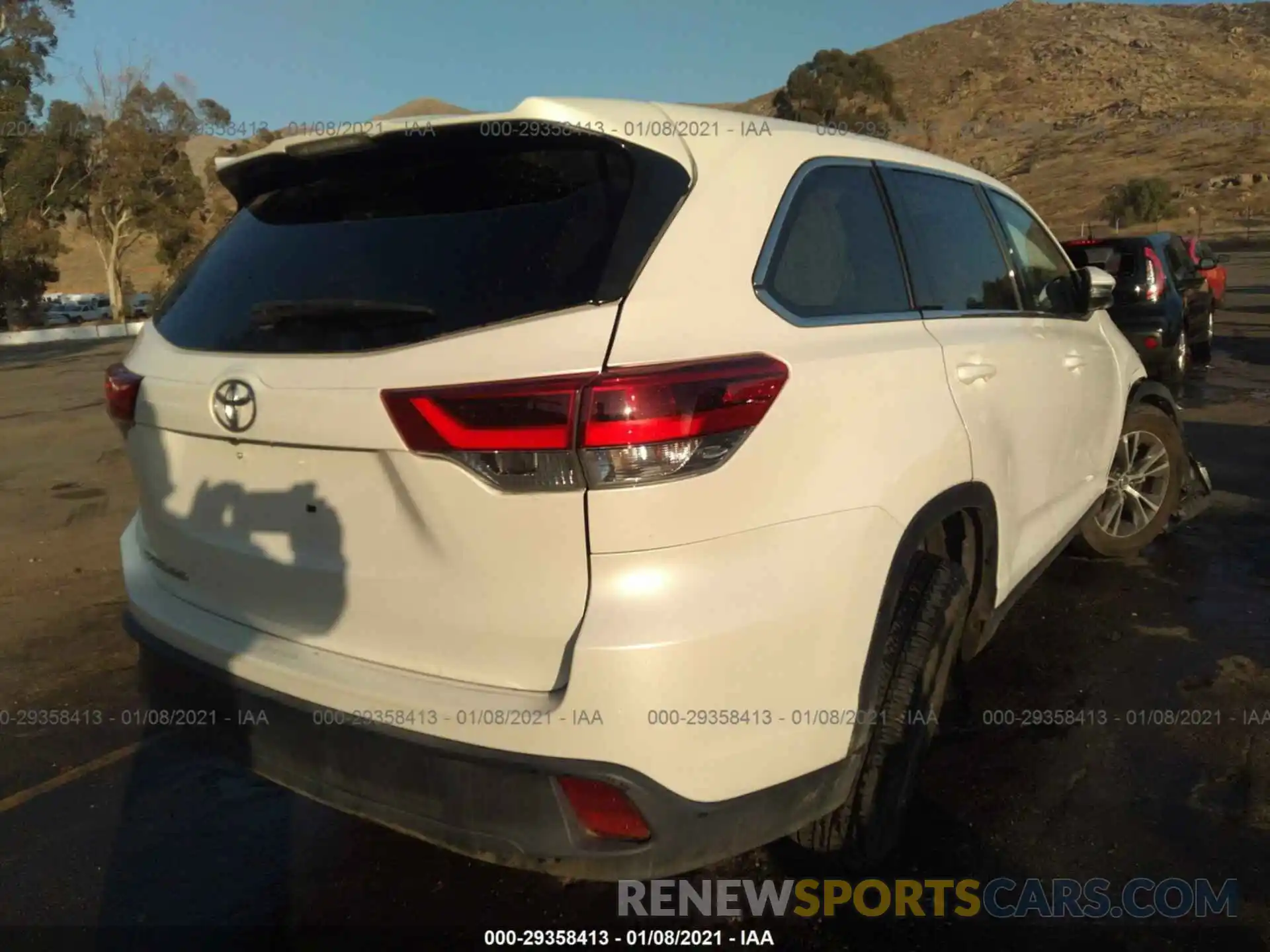 4 Photograph of a damaged car 5TDZZRFH1KS302346 TOYOTA HIGHLANDER 2019