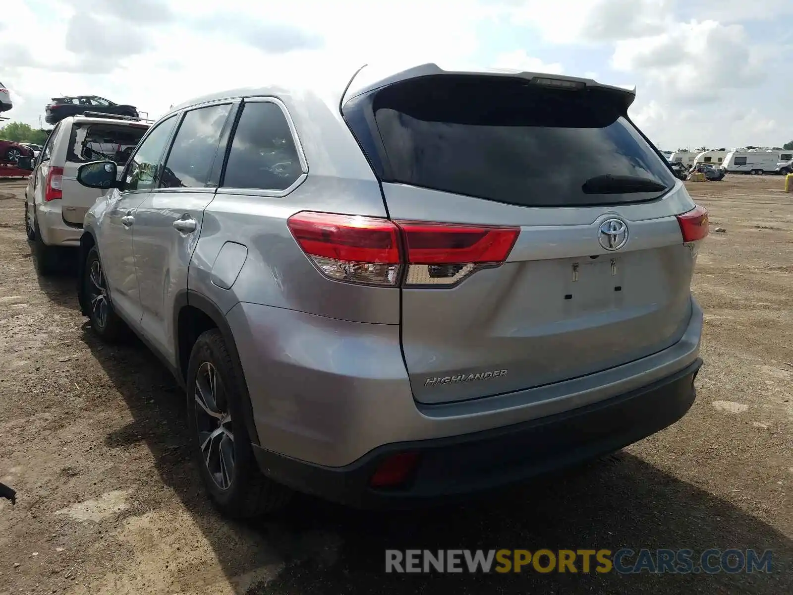 3 Photograph of a damaged car 5TDZZRFH1KS304064 TOYOTA HIGHLANDER 2019