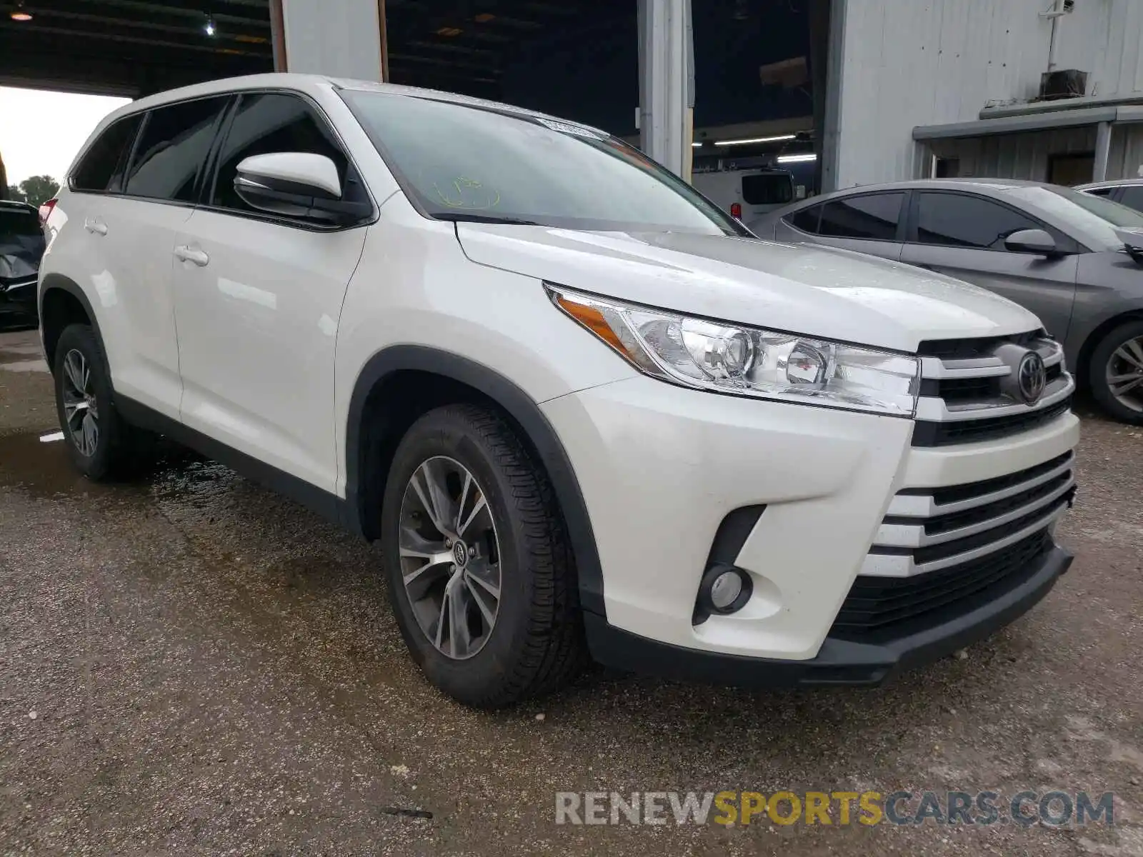 1 Photograph of a damaged car 5TDZZRFH1KS305487 TOYOTA HIGHLANDER 2019