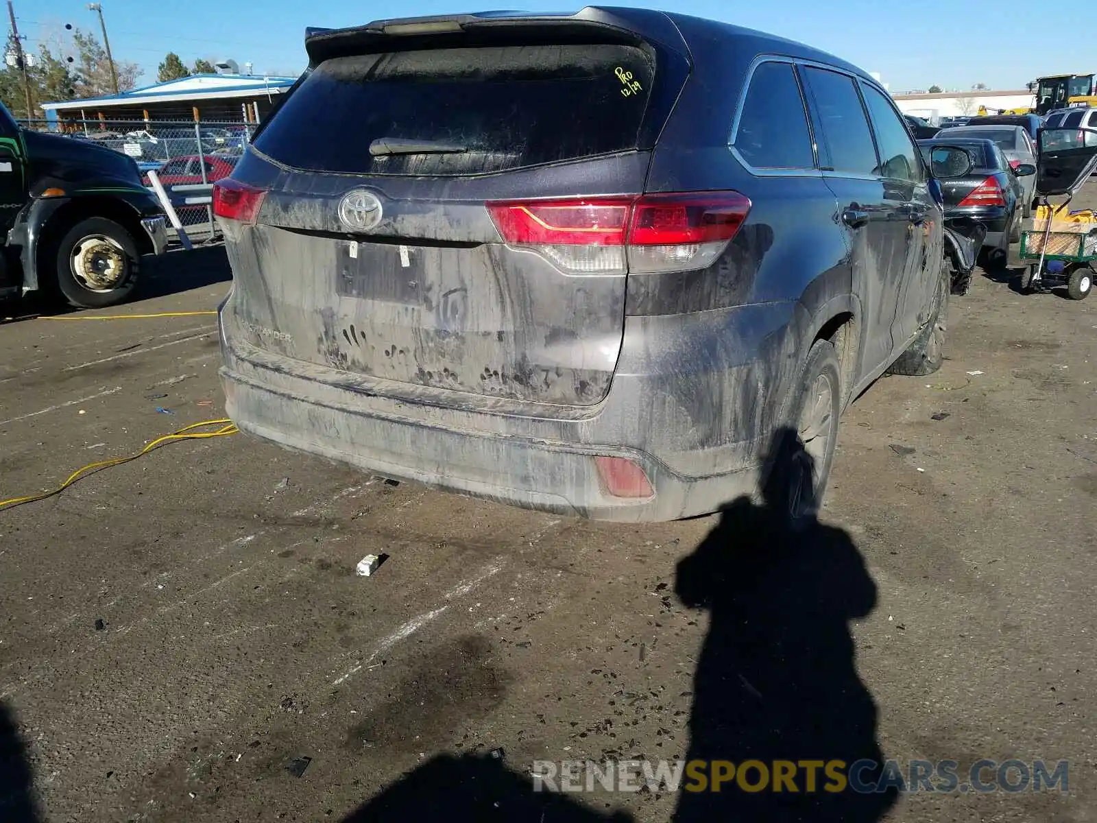 4 Photograph of a damaged car 5TDZZRFH1KS312519 TOYOTA HIGHLANDER 2019