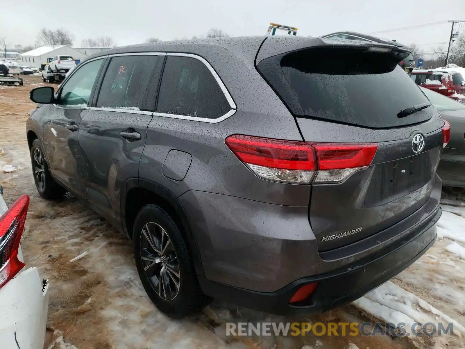 3 Photograph of a damaged car 5TDZZRFH1KS318661 TOYOTA HIGHLANDER 2019