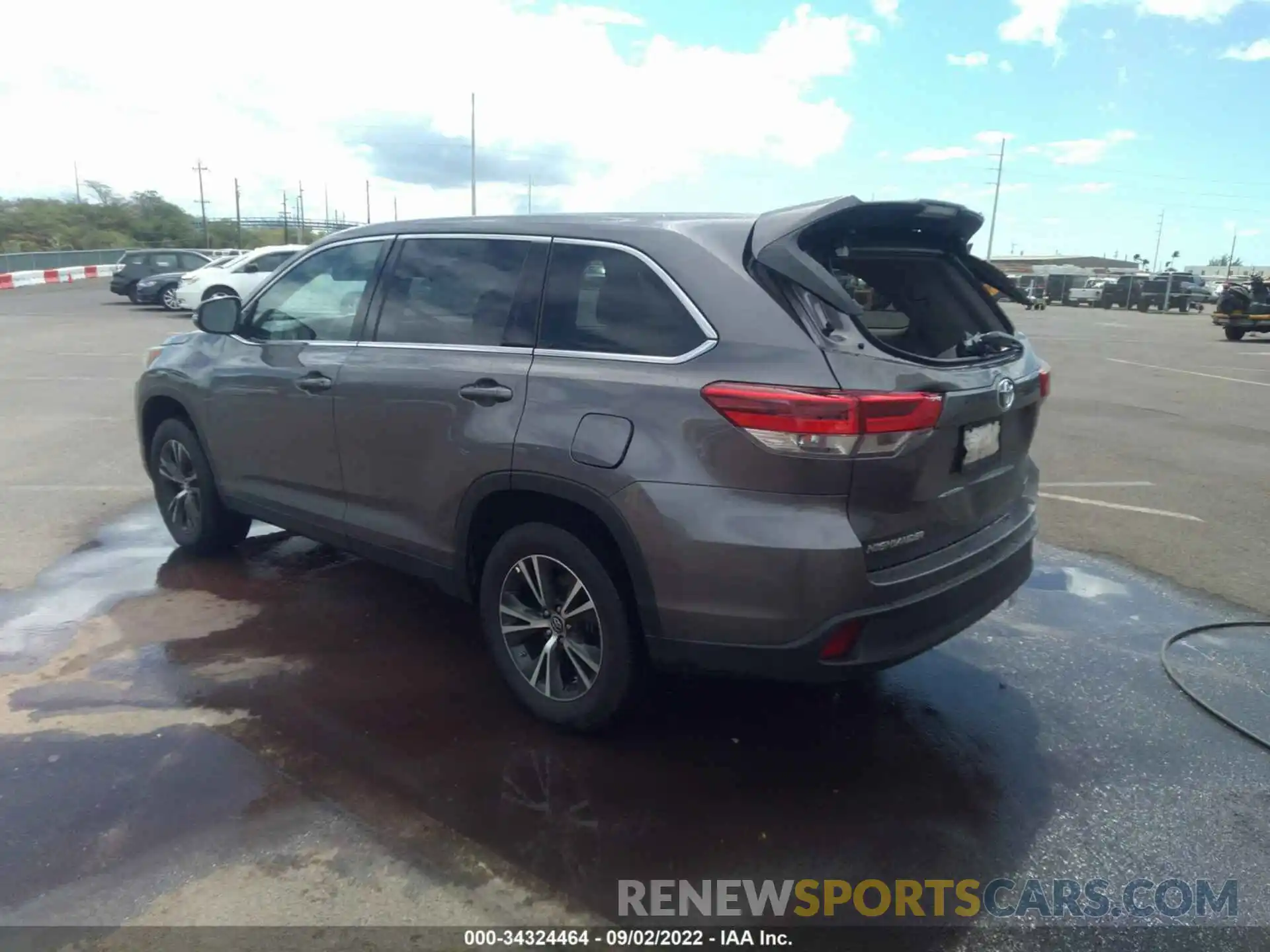 3 Photograph of a damaged car 5TDZZRFH1KS325657 TOYOTA HIGHLANDER 2019