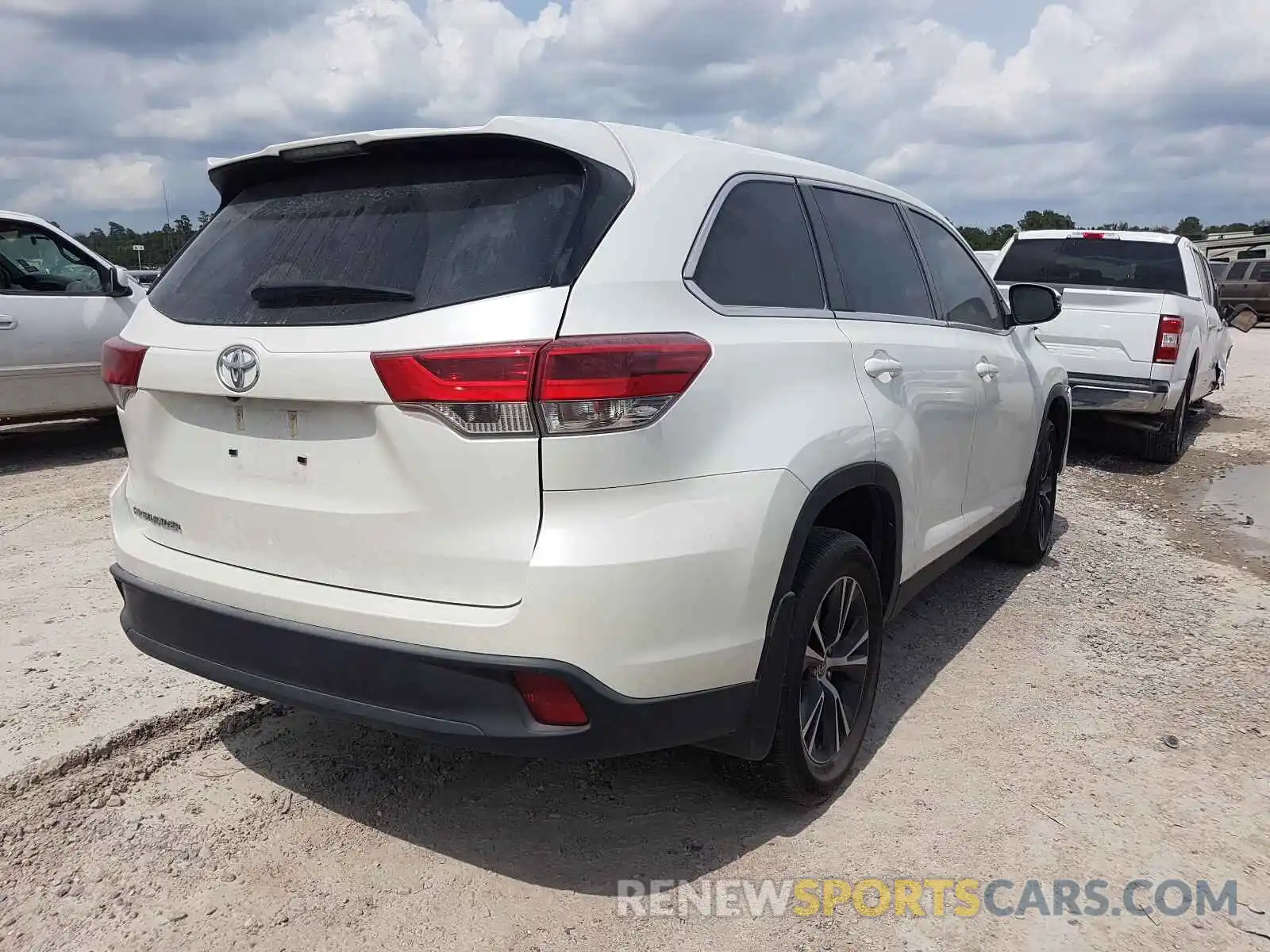 4 Photograph of a damaged car 5TDZZRFH1KS326887 TOYOTA HIGHLANDER 2019