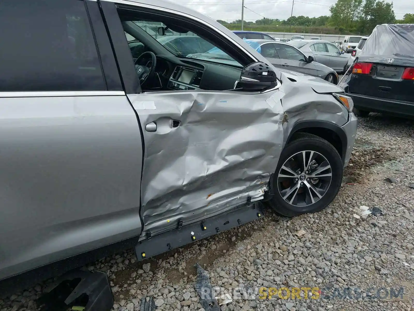 9 Photograph of a damaged car 5TDZZRFH1KS327554 TOYOTA HIGHLANDER 2019