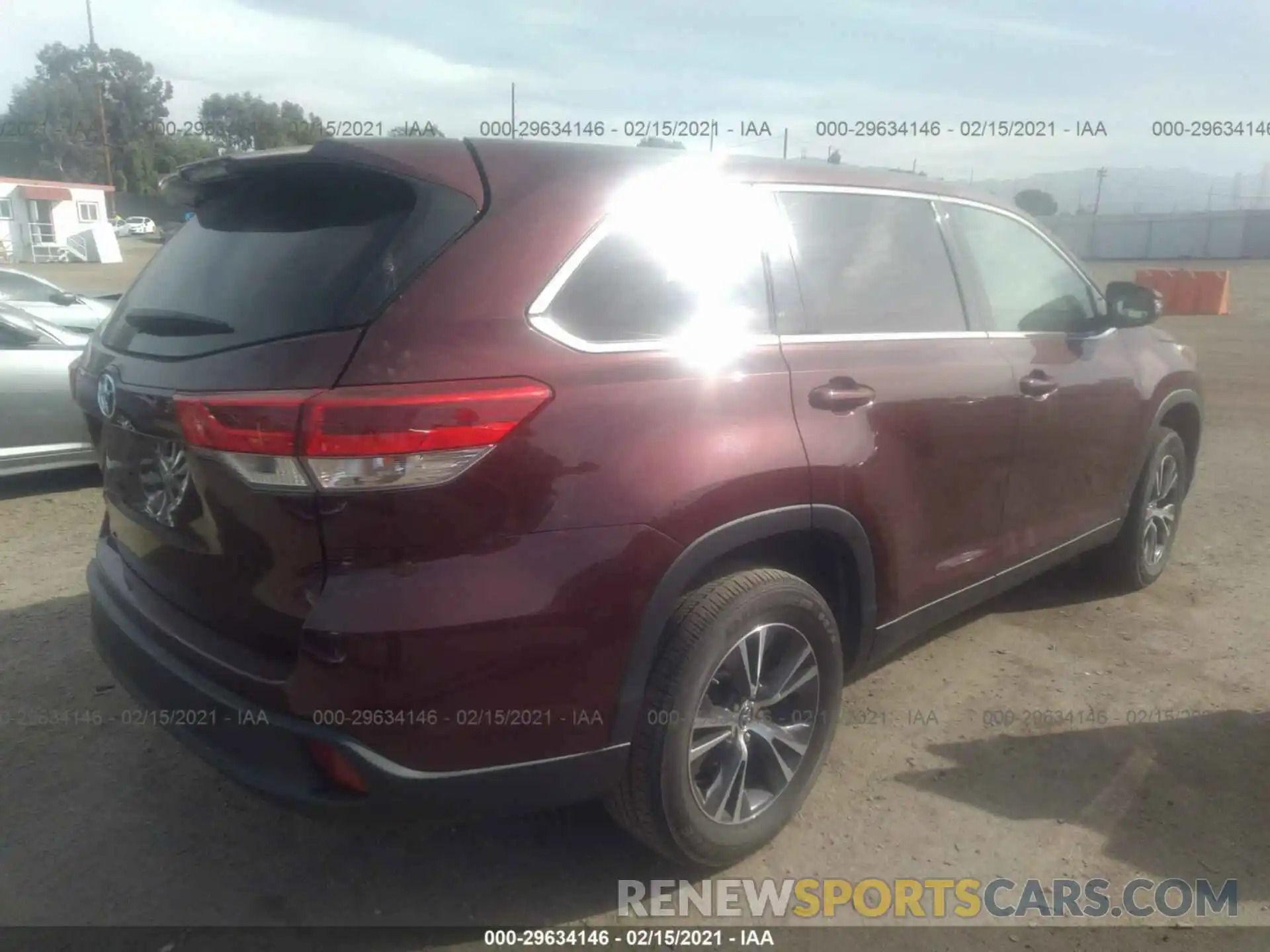 4 Photograph of a damaged car 5TDZZRFH1KS327604 TOYOTA HIGHLANDER 2019