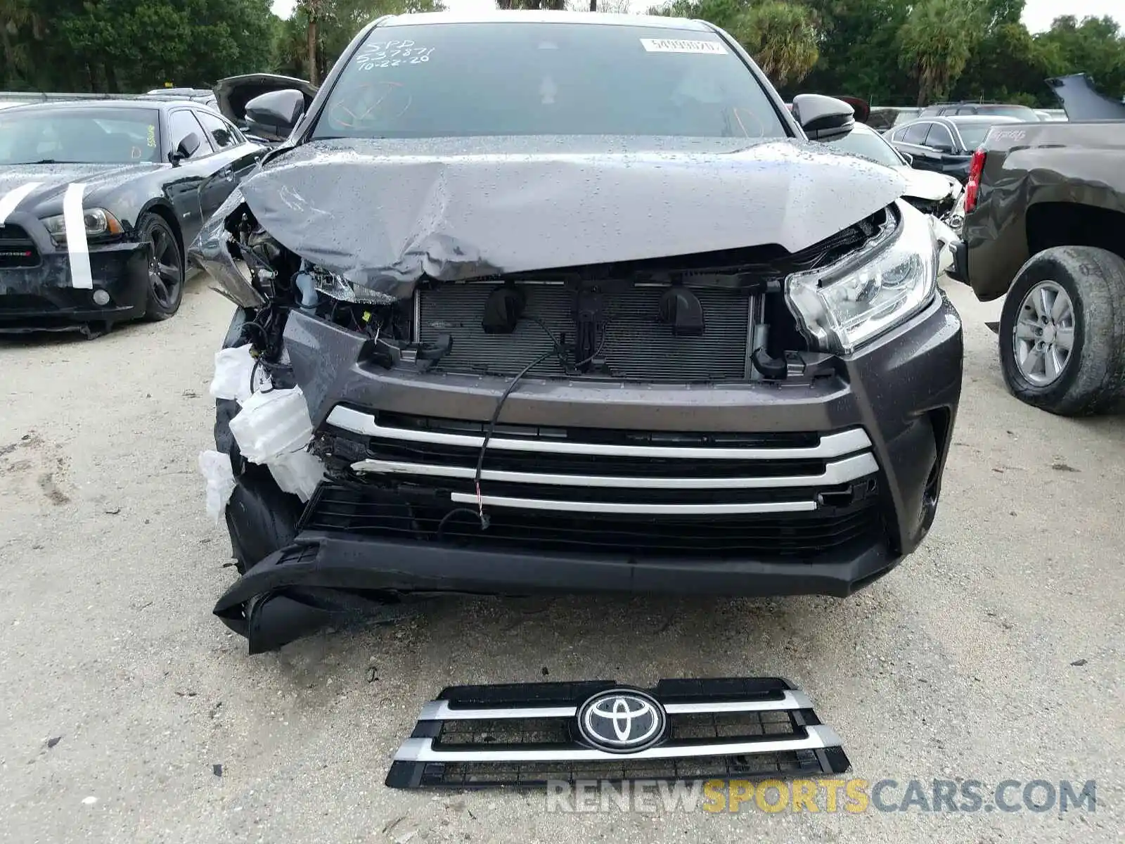 9 Photograph of a damaged car 5TDZZRFH1KS327912 TOYOTA HIGHLANDER 2019