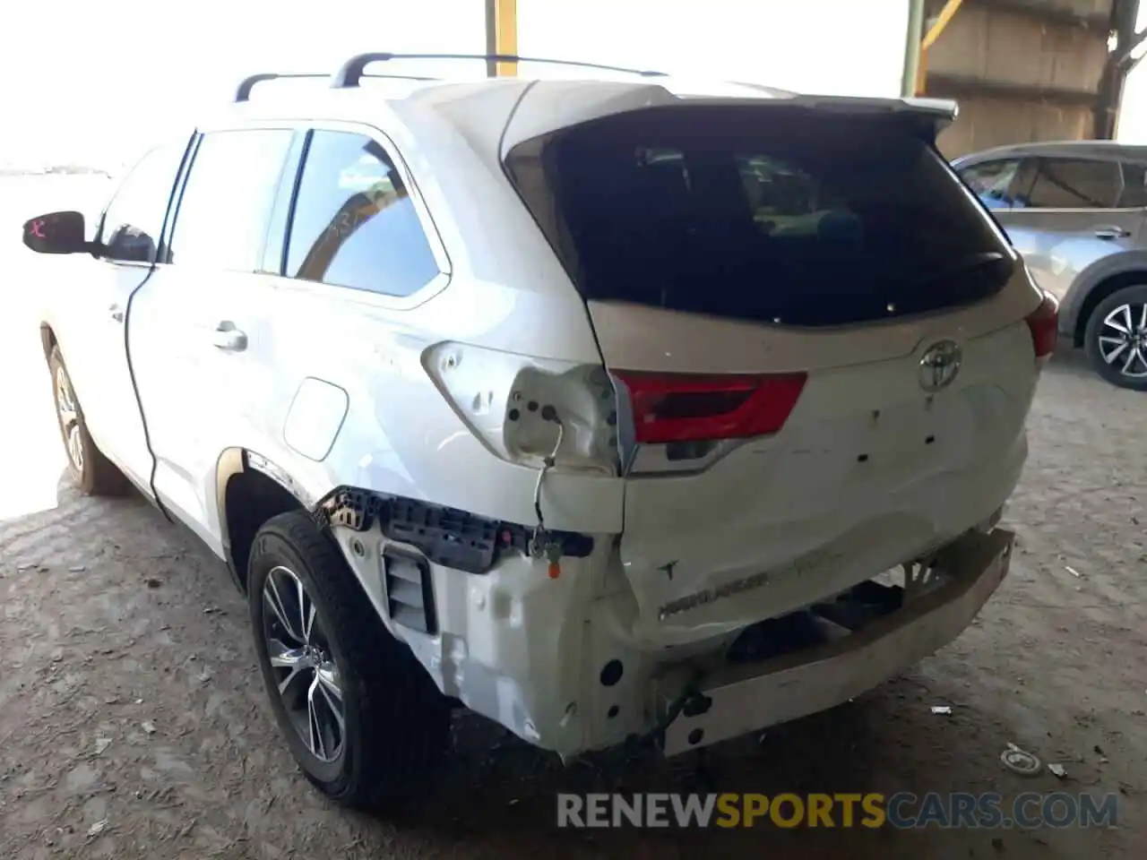 3 Photograph of a damaged car 5TDZZRFH1KS329871 TOYOTA HIGHLANDER 2019