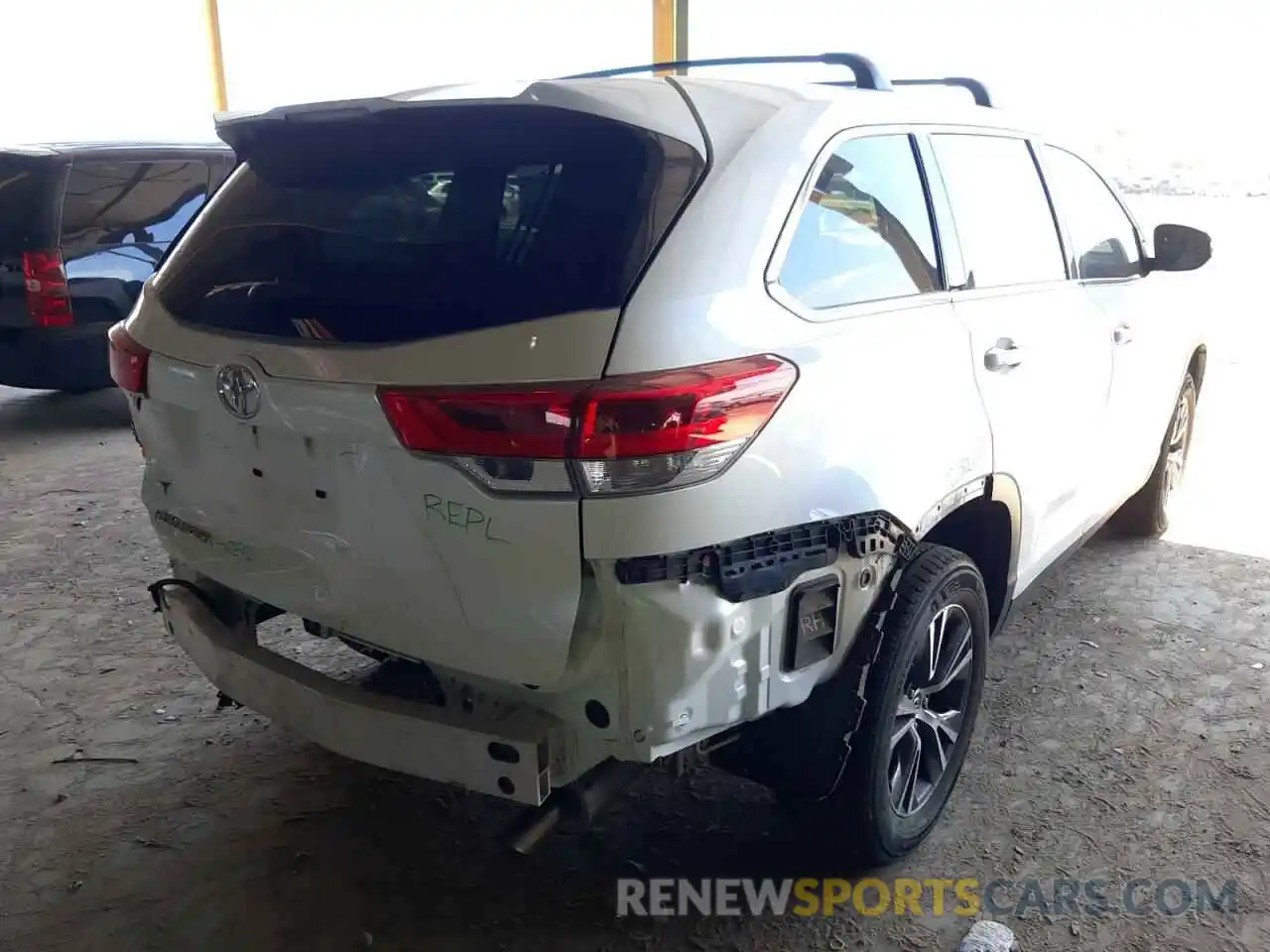 4 Photograph of a damaged car 5TDZZRFH1KS329871 TOYOTA HIGHLANDER 2019