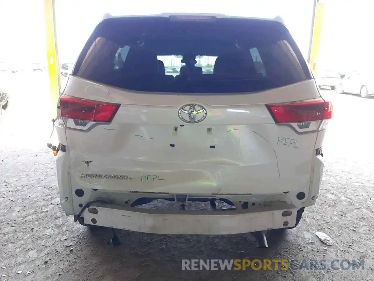 9 Photograph of a damaged car 5TDZZRFH1KS329871 TOYOTA HIGHLANDER 2019