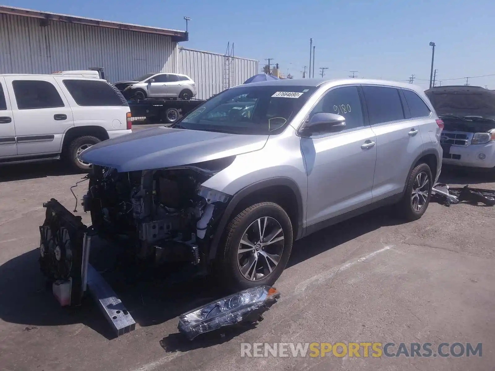 2 Photograph of a damaged car 5TDZZRFH1KS340417 TOYOTA HIGHLANDER 2019