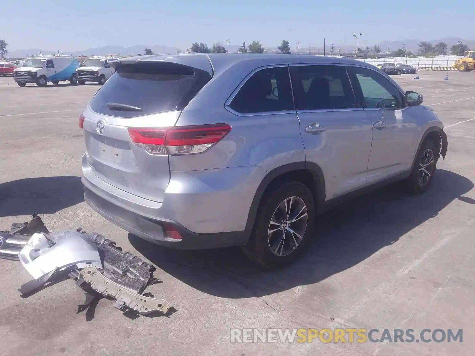 4 Photograph of a damaged car 5TDZZRFH1KS340417 TOYOTA HIGHLANDER 2019