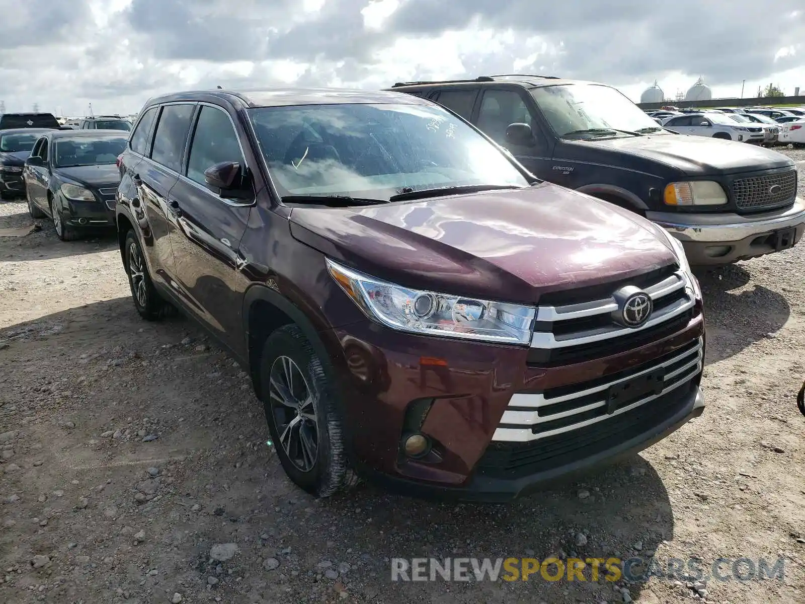 1 Photograph of a damaged car 5TDZZRFH1KS342149 TOYOTA HIGHLANDER 2019