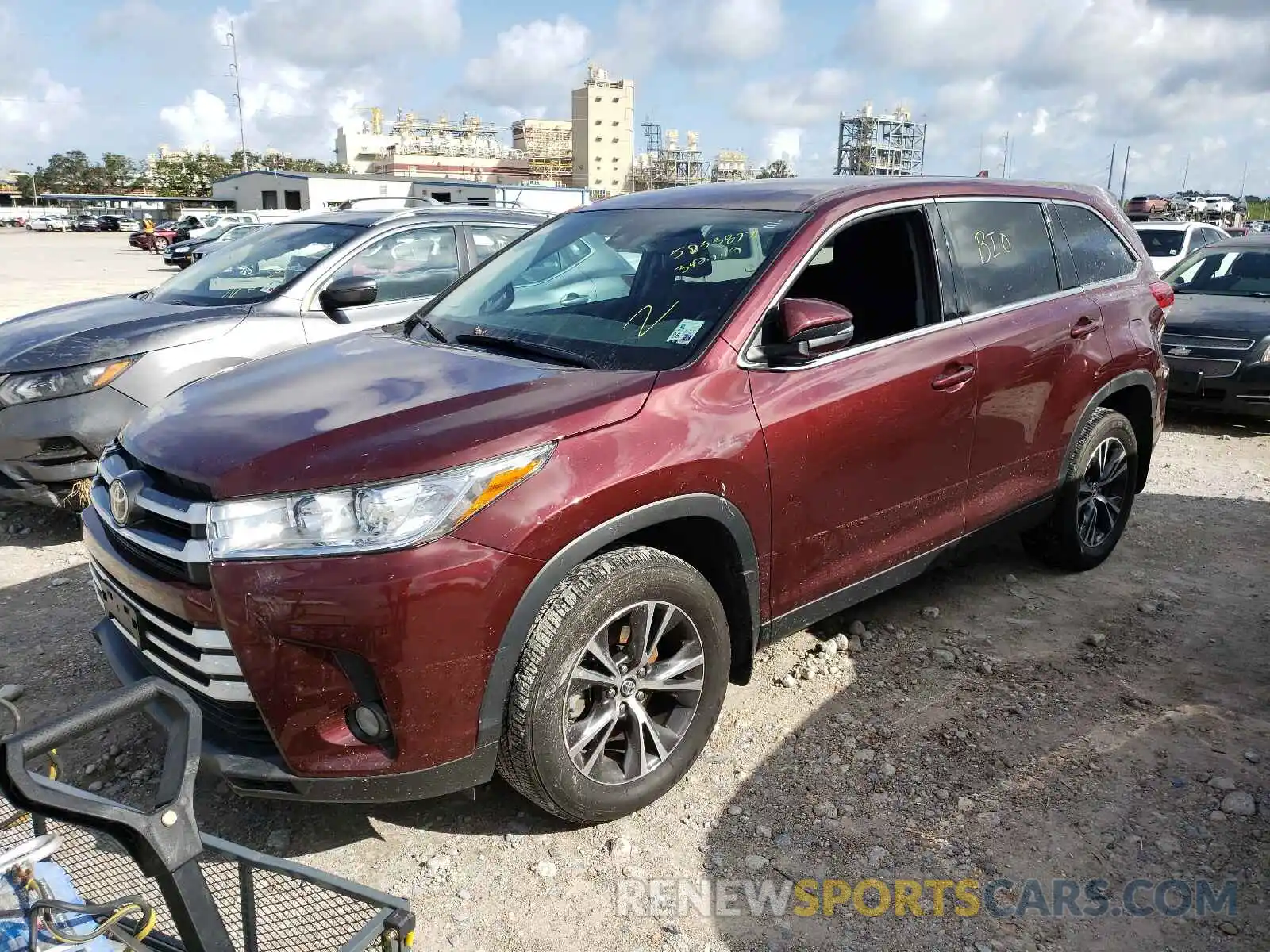 2 Photograph of a damaged car 5TDZZRFH1KS342149 TOYOTA HIGHLANDER 2019