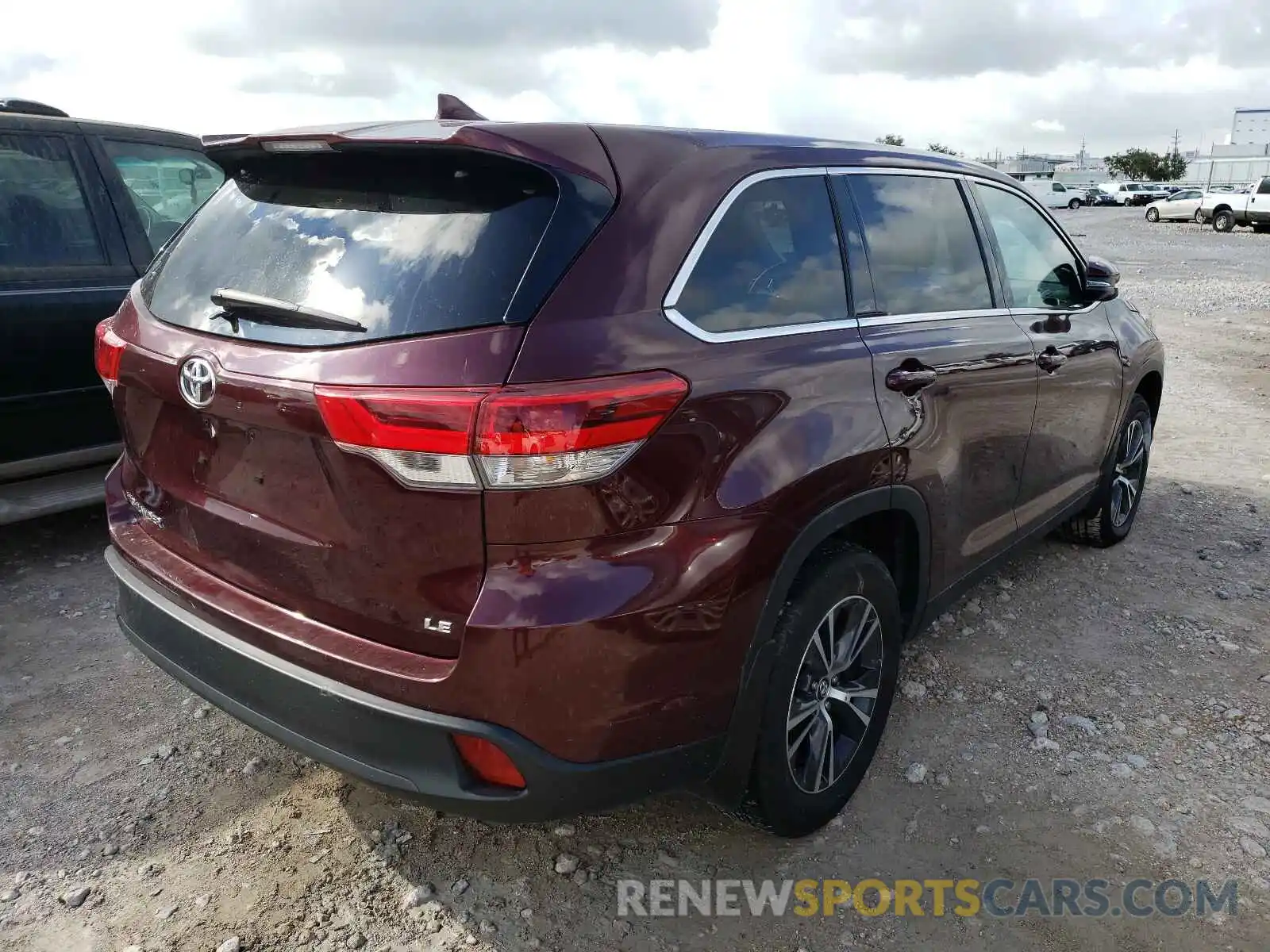 4 Photograph of a damaged car 5TDZZRFH1KS342149 TOYOTA HIGHLANDER 2019