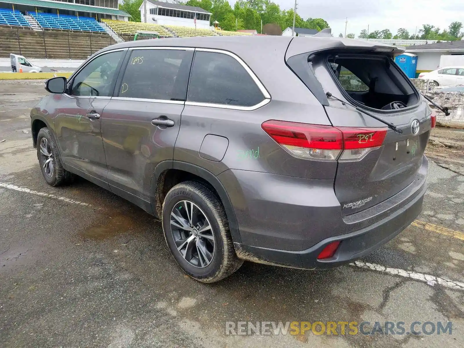 3 Photograph of a damaged car 5TDZZRFH1KS348985 TOYOTA HIGHLANDER 2019