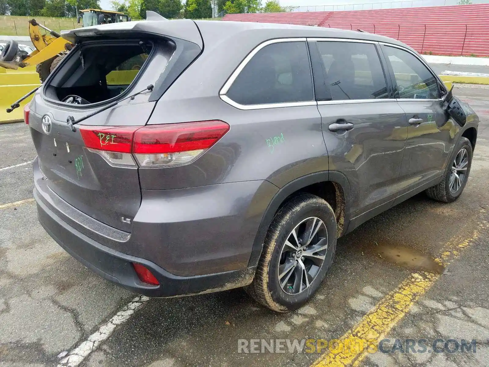 4 Photograph of a damaged car 5TDZZRFH1KS348985 TOYOTA HIGHLANDER 2019