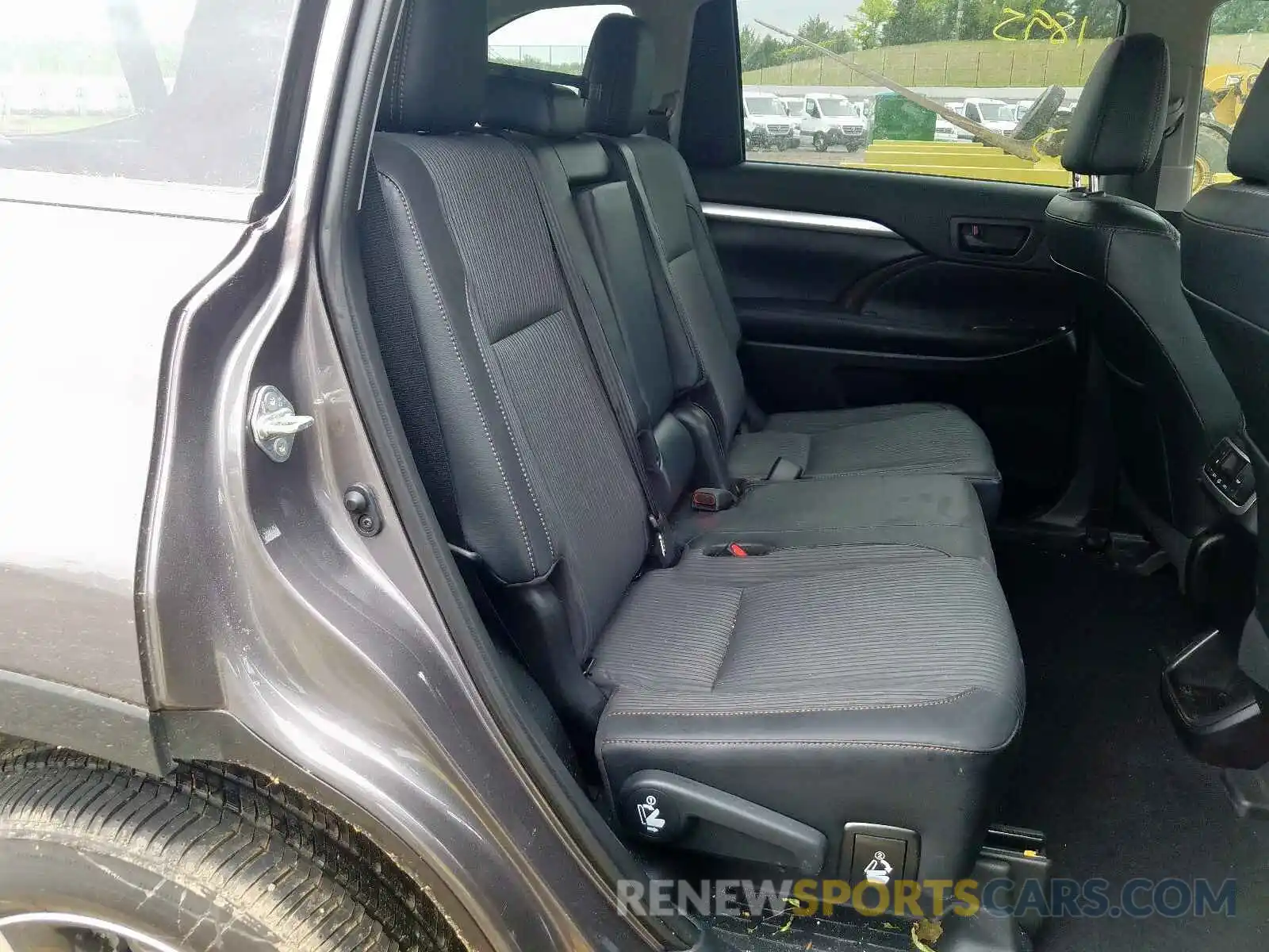 6 Photograph of a damaged car 5TDZZRFH1KS348985 TOYOTA HIGHLANDER 2019