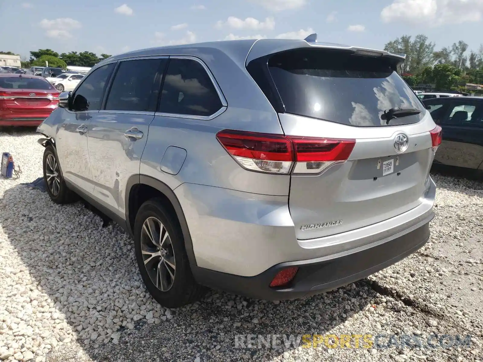 3 Photograph of a damaged car 5TDZZRFH1KS362790 TOYOTA HIGHLANDER 2019