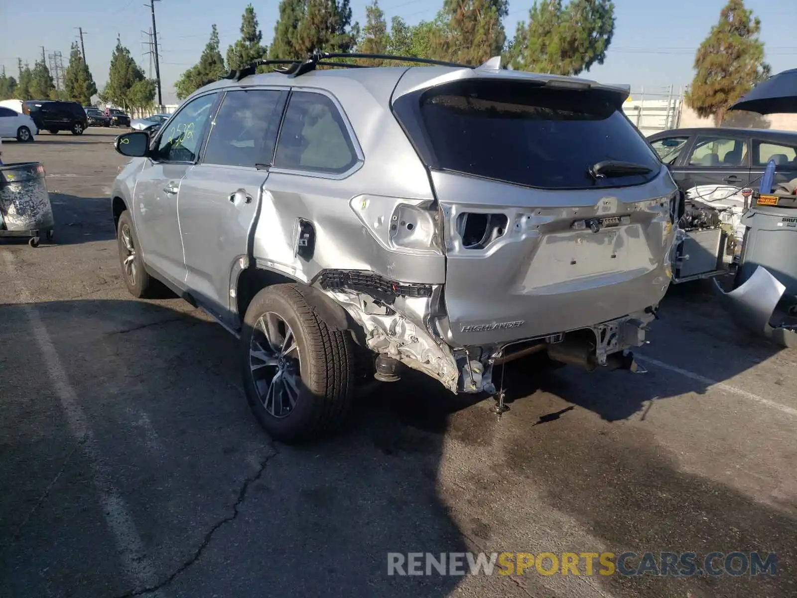 3 Photograph of a damaged car 5TDZZRFH1KS365351 TOYOTA HIGHLANDER 2019