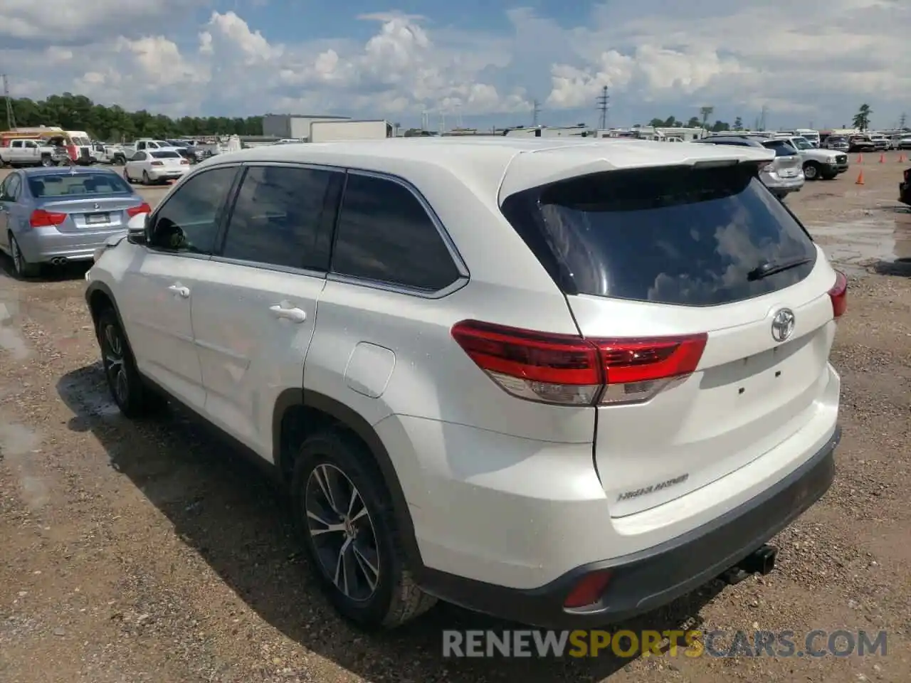 3 Photograph of a damaged car 5TDZZRFH1KS366418 TOYOTA HIGHLANDER 2019