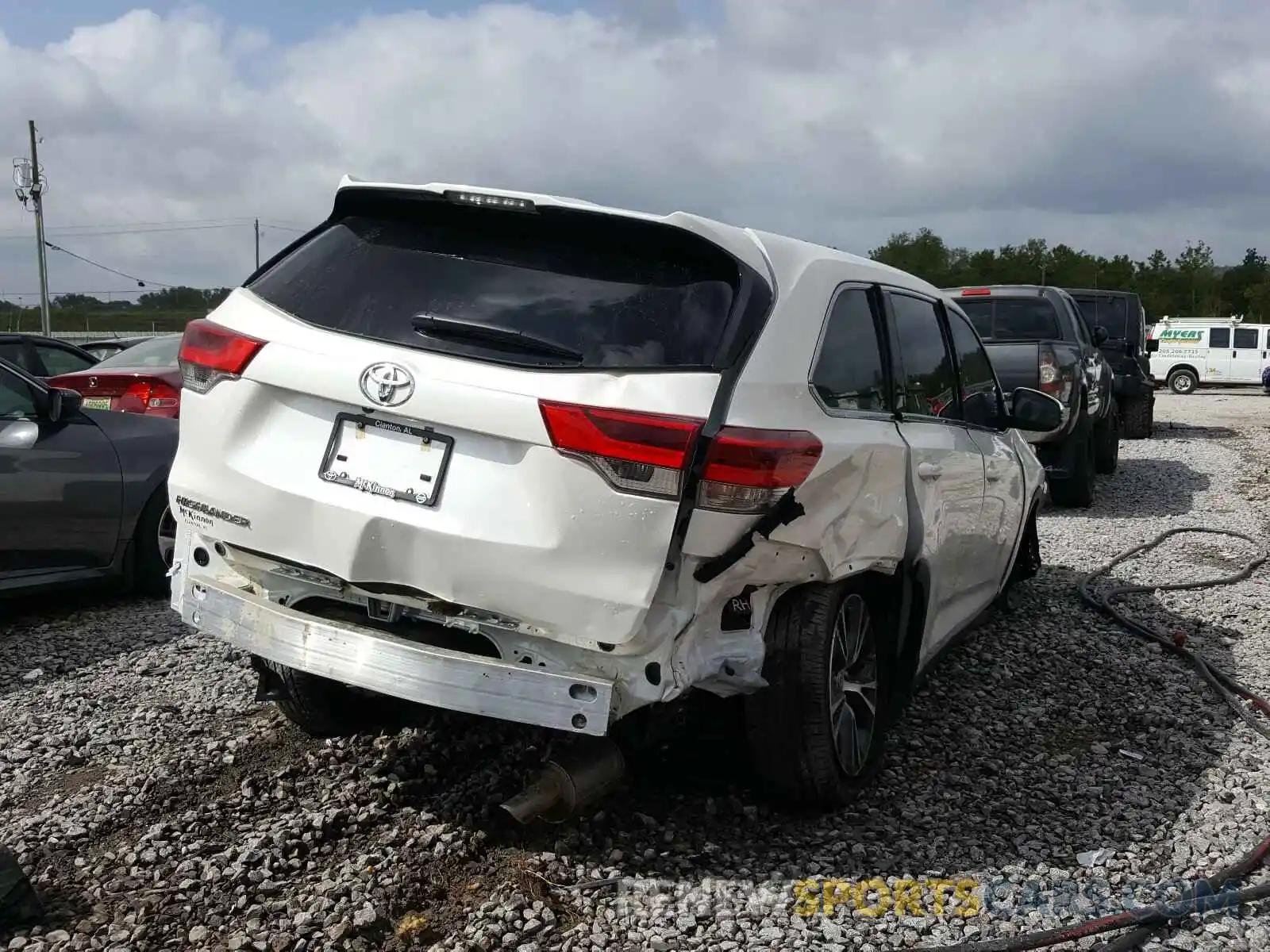 4 Photograph of a damaged car 5TDZZRFH1KS367035 TOYOTA HIGHLANDER 2019