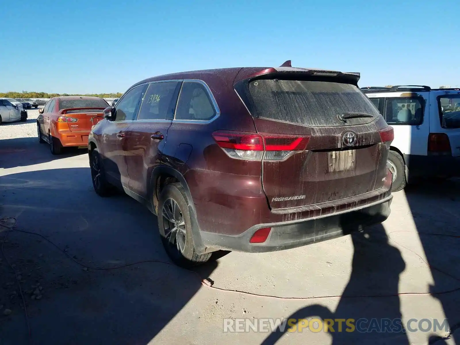 3 Photograph of a damaged car 5TDZZRFH1KS367150 TOYOTA HIGHLANDER 2019