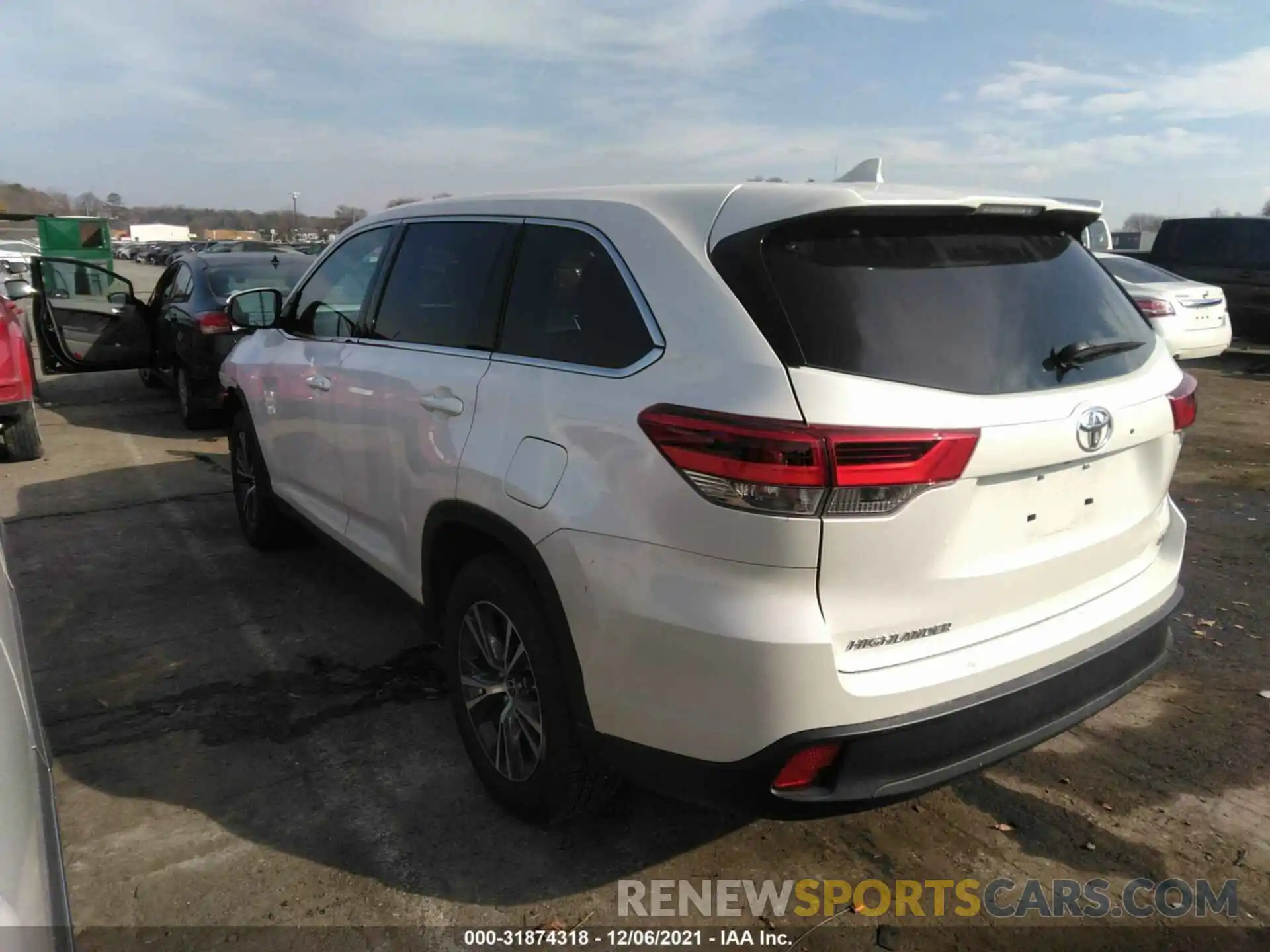 3 Photograph of a damaged car 5TDZZRFH1KS367911 TOYOTA HIGHLANDER 2019