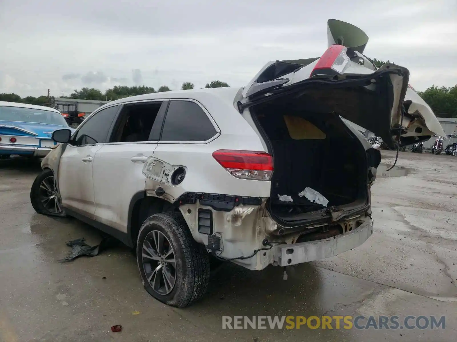 3 Photograph of a damaged car 5TDZZRFH1KS370095 TOYOTA HIGHLANDER 2019