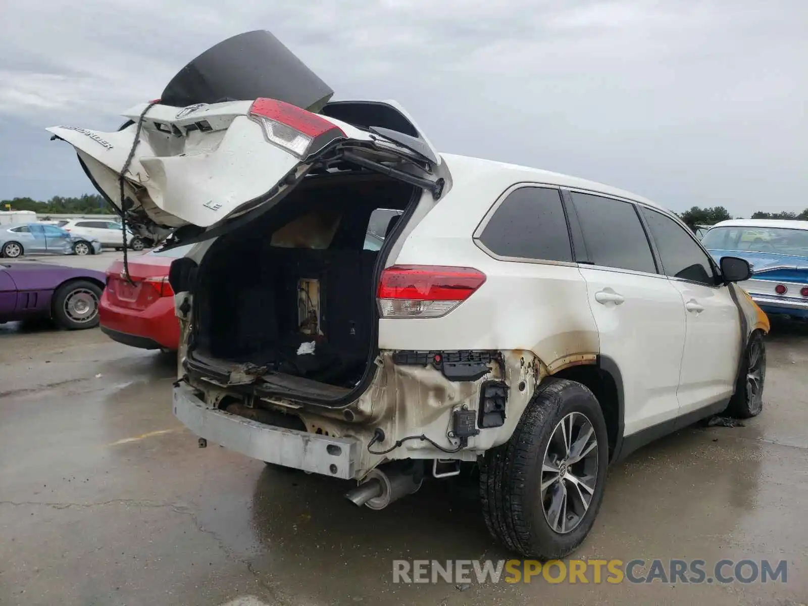 4 Photograph of a damaged car 5TDZZRFH1KS370095 TOYOTA HIGHLANDER 2019