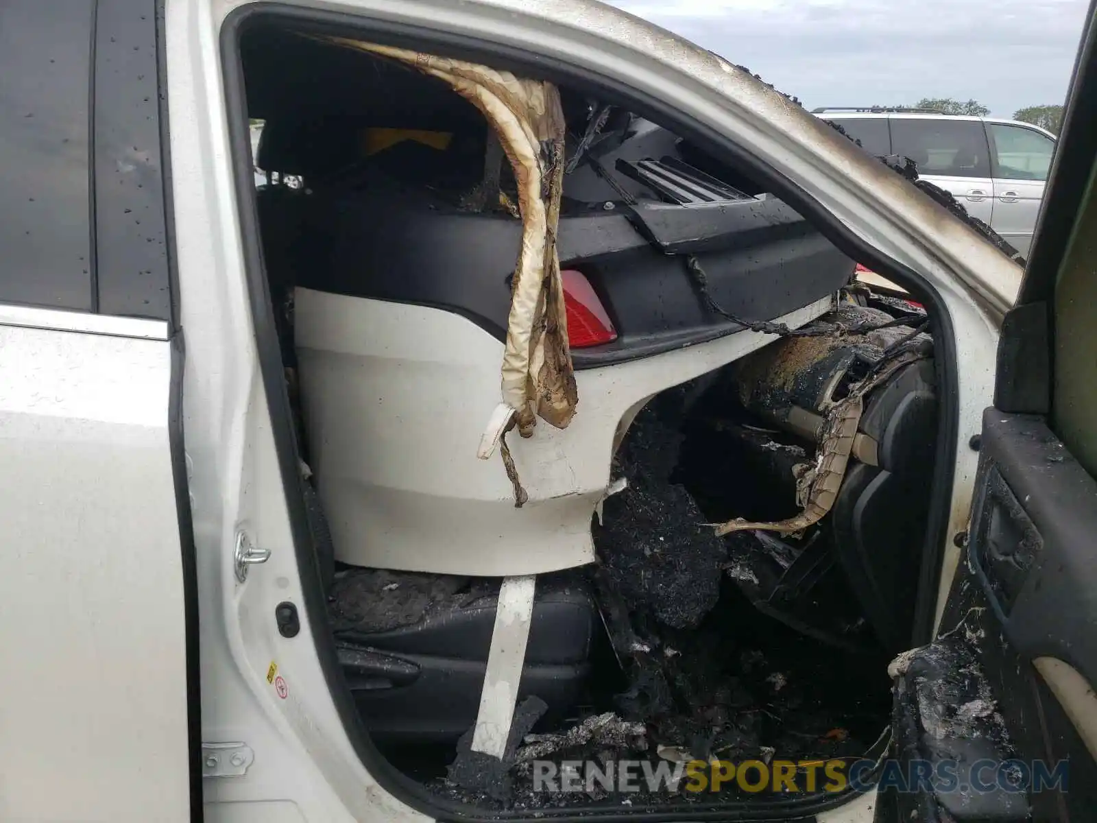 5 Photograph of a damaged car 5TDZZRFH1KS370095 TOYOTA HIGHLANDER 2019