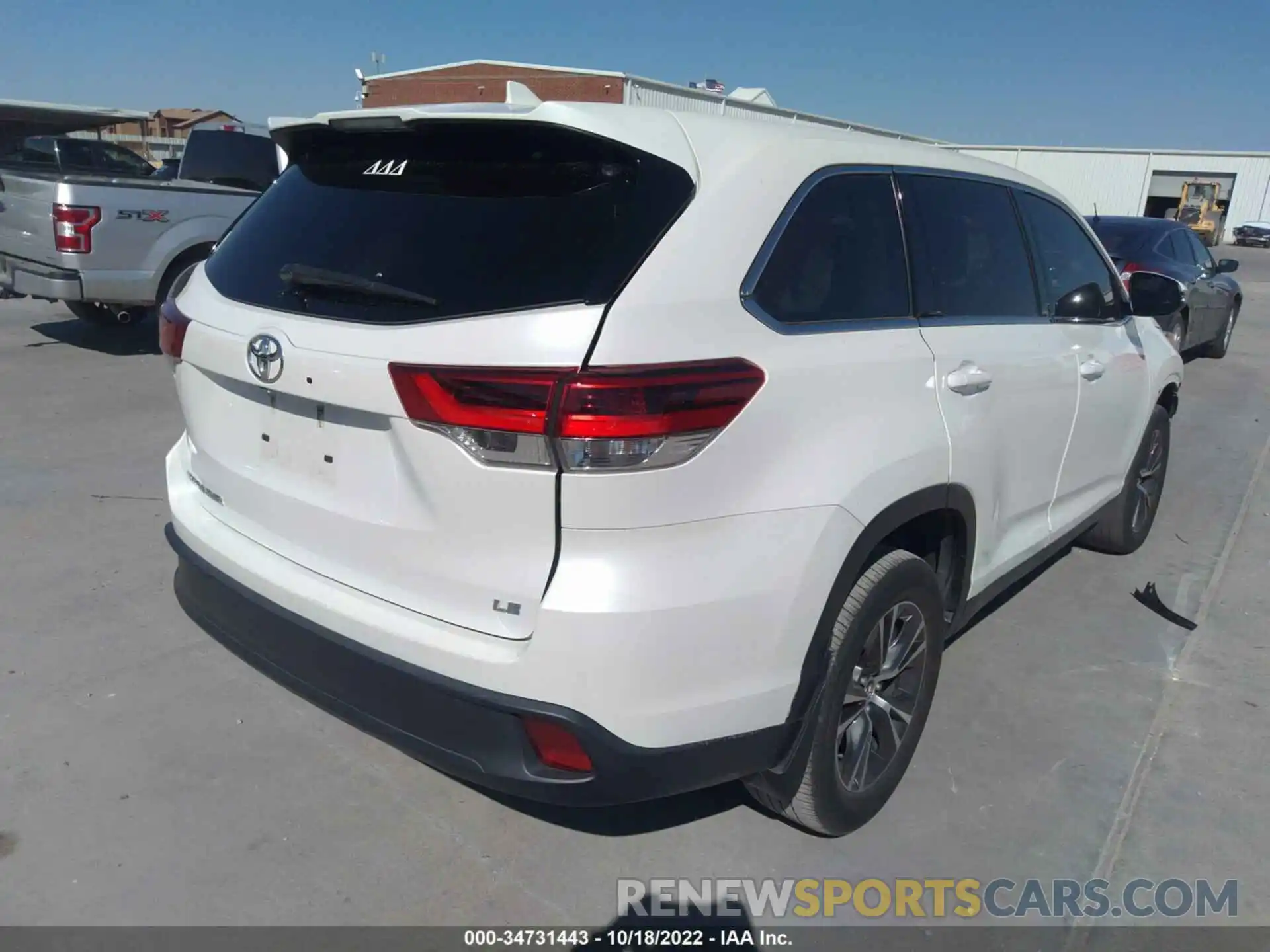 4 Photograph of a damaged car 5TDZZRFH2KS289350 TOYOTA HIGHLANDER 2019