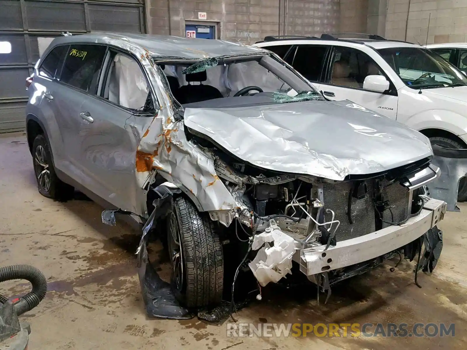 1 Photograph of a damaged car 5TDZZRFH2KS290241 TOYOTA HIGHLANDER 2019