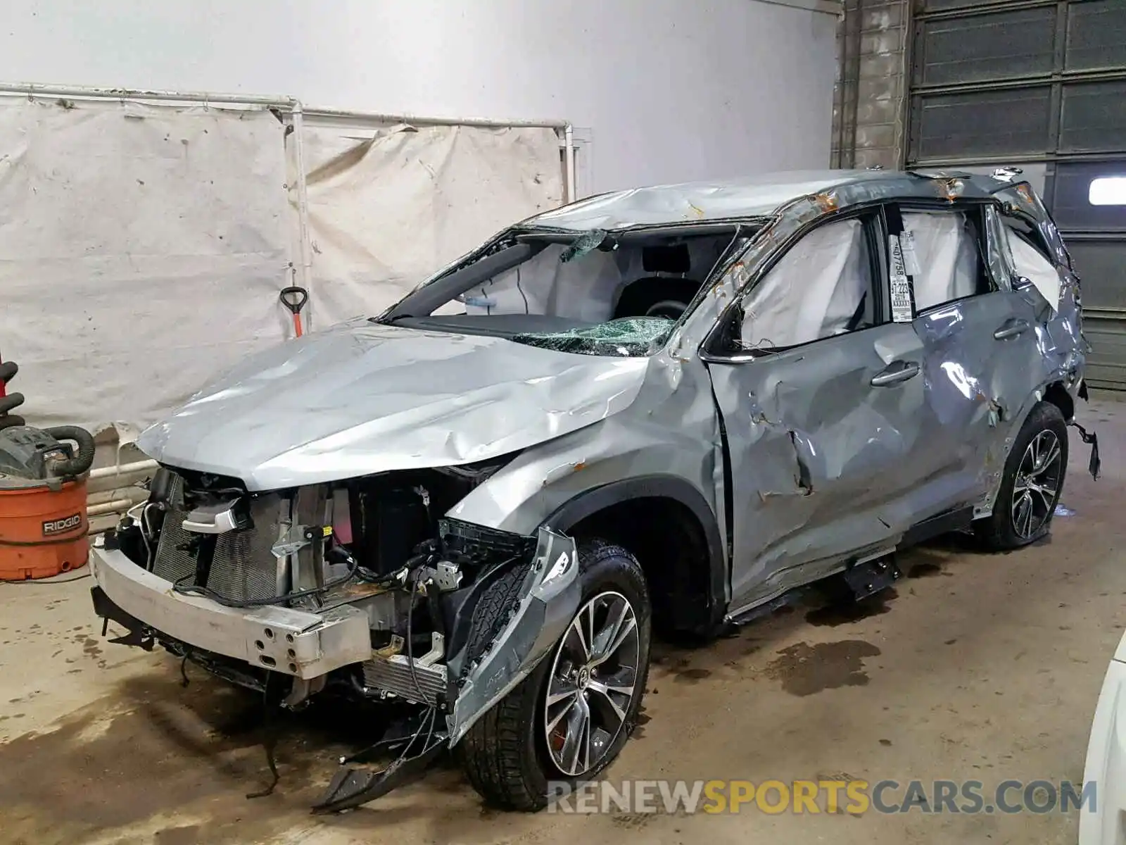 2 Photograph of a damaged car 5TDZZRFH2KS290241 TOYOTA HIGHLANDER 2019