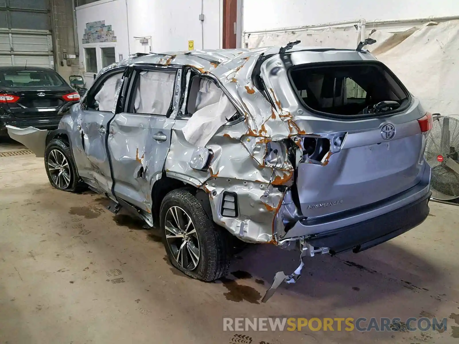 3 Photograph of a damaged car 5TDZZRFH2KS290241 TOYOTA HIGHLANDER 2019