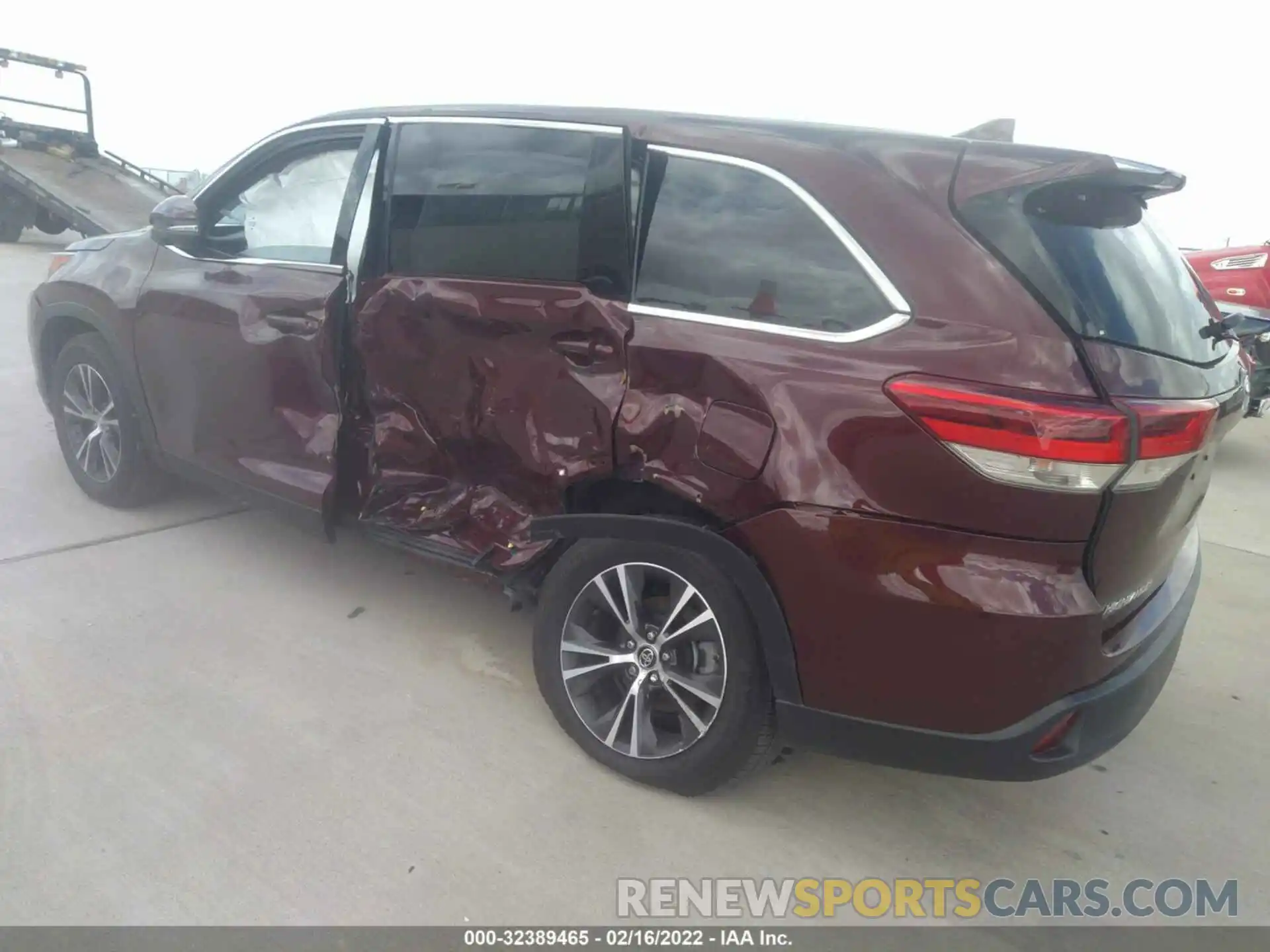 3 Photograph of a damaged car 5TDZZRFH2KS290532 TOYOTA HIGHLANDER 2019