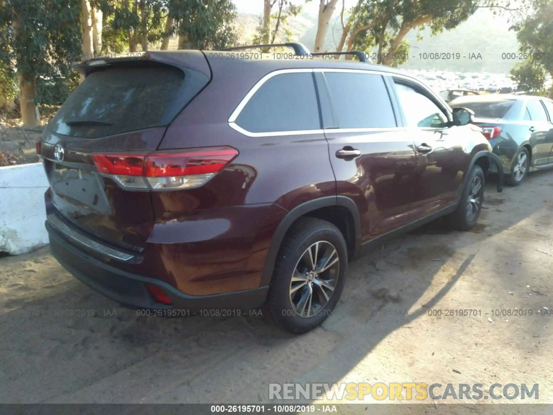 4 Photograph of a damaged car 5TDZZRFH2KS292247 TOYOTA HIGHLANDER 2019