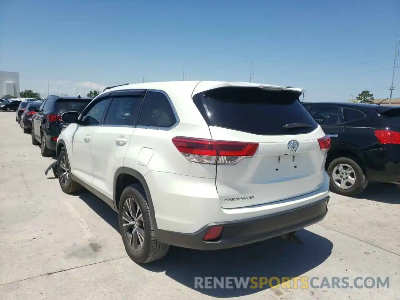 3 Photograph of a damaged car 5TDZZRFH2KS295892 TOYOTA HIGHLANDER 2019