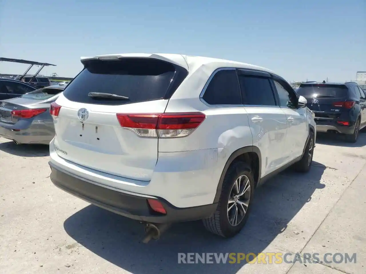 4 Photograph of a damaged car 5TDZZRFH2KS295892 TOYOTA HIGHLANDER 2019