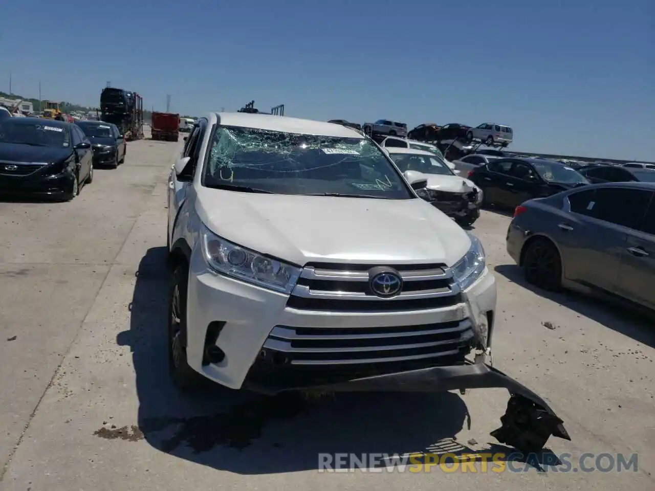 9 Photograph of a damaged car 5TDZZRFH2KS295892 TOYOTA HIGHLANDER 2019