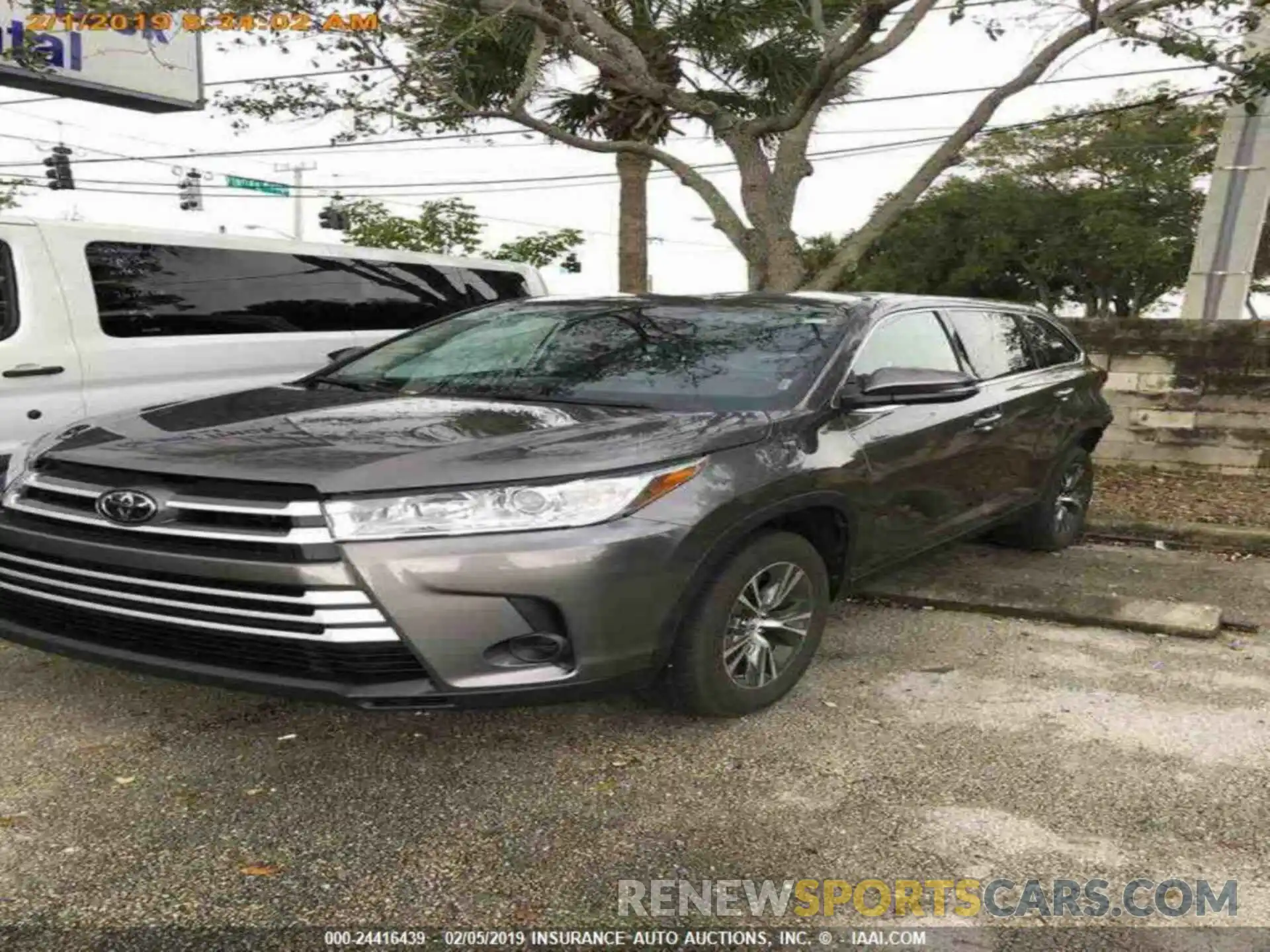 13 Photograph of a damaged car 5TDZZRFH2KS298338 TOYOTA HIGHLANDER 2019