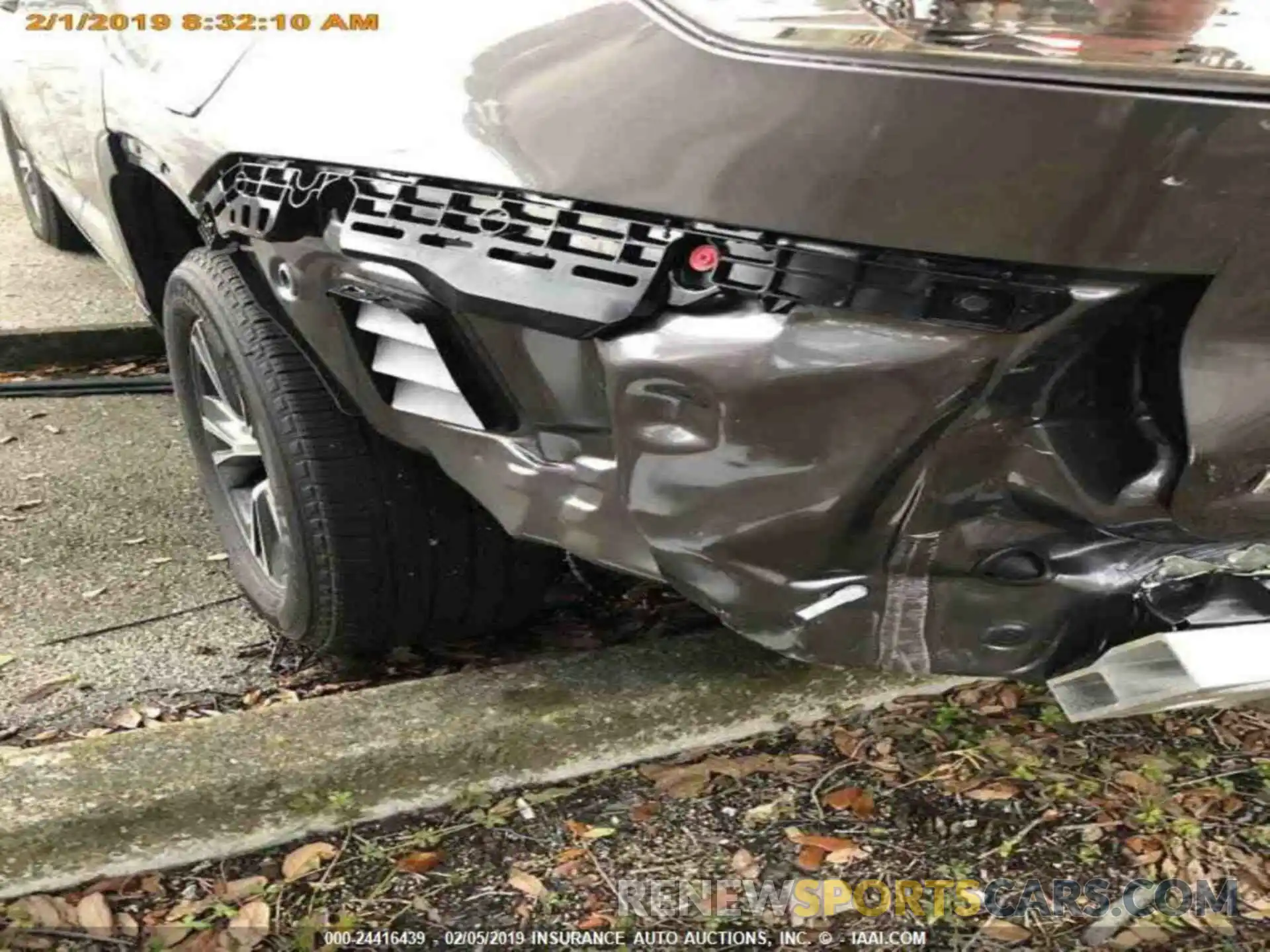 17 Photograph of a damaged car 5TDZZRFH2KS298338 TOYOTA HIGHLANDER 2019