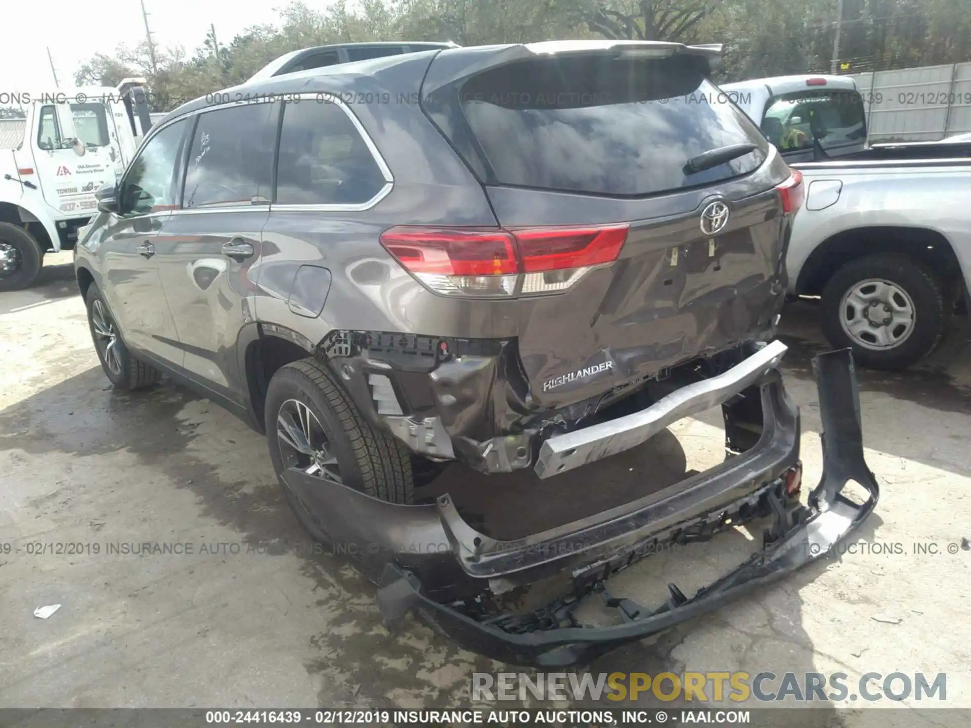 3 Photograph of a damaged car 5TDZZRFH2KS298338 TOYOTA HIGHLANDER 2019