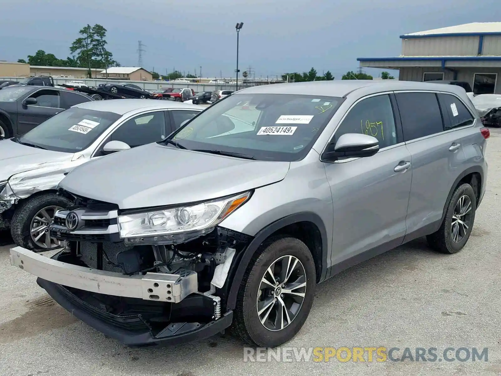 2 Photograph of a damaged car 5TDZZRFH2KS298615 TOYOTA HIGHLANDER 2019