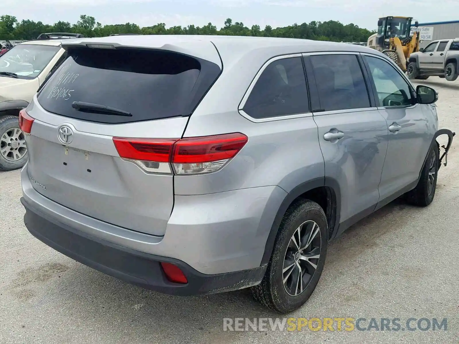 4 Photograph of a damaged car 5TDZZRFH2KS298615 TOYOTA HIGHLANDER 2019