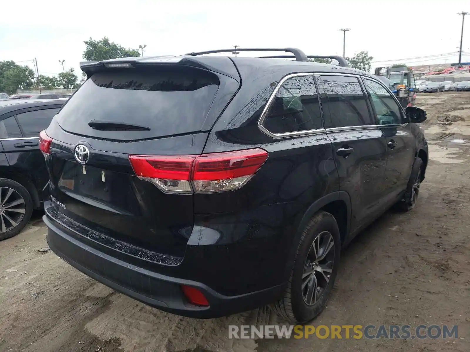 4 Photograph of a damaged car 5TDZZRFH2KS300069 TOYOTA HIGHLANDER 2019