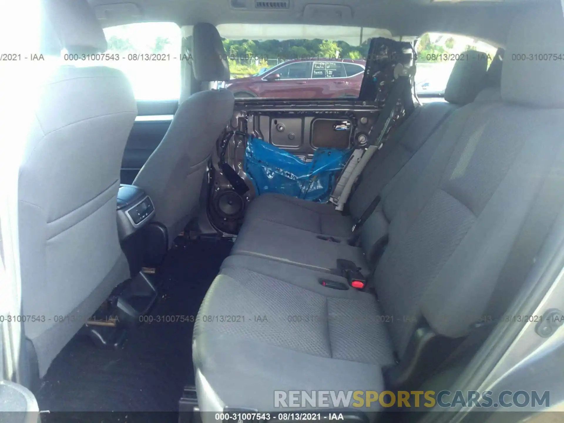 8 Photograph of a damaged car 5TDZZRFH2KS303330 TOYOTA HIGHLANDER 2019