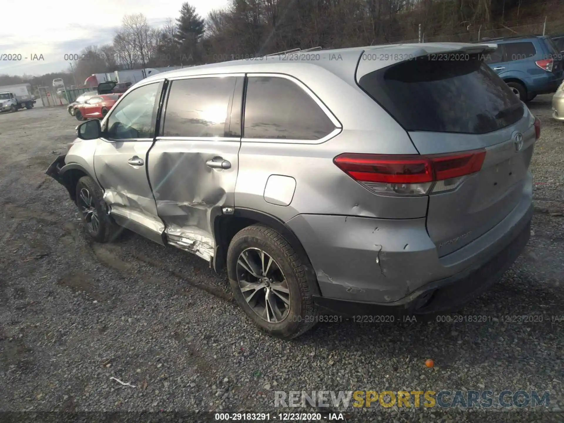 3 Photograph of a damaged car 5TDZZRFH2KS313629 TOYOTA HIGHLANDER 2019